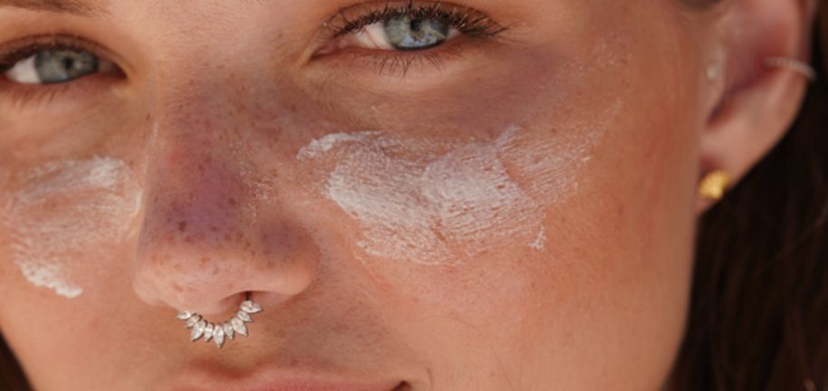 Din essensielle guide til å bruke piercingsmykker på stranden: Kan du bruke dem eller ikke?