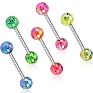 Tungepiercing med metallisk look og splashflekker