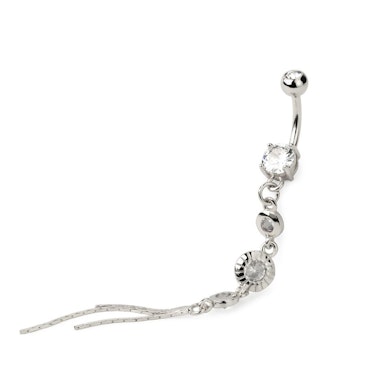 Navlepiercing med elegant skiveanheng