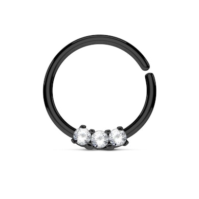 Liten septumpiercing med tre små stener