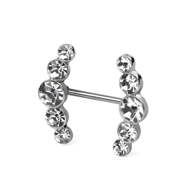 Brystpiercing med buet stenrekker