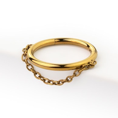 Hengslet ring med kjededetalj