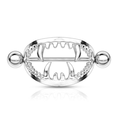 Brystpiercing med munn og huggtenner