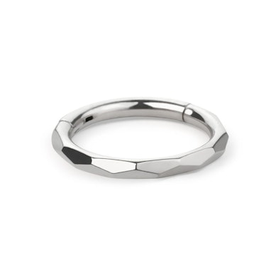 Hengslet ring med diamantmønster