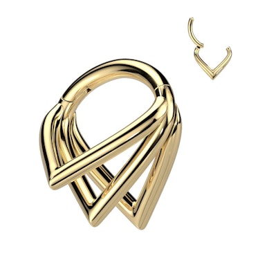 Hengslet ring laget av titan med trippel chevronringer