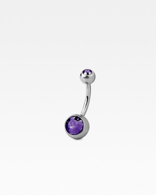 Navlepiercing av titan med to stener.