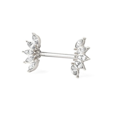 Brystpiercing med vifte laget av stein