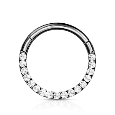 Hengslet ring i titan med stenrekke.
