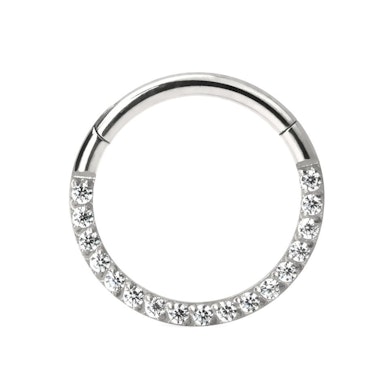 Hengslet ring i titan med stenrekke