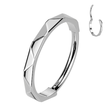 Nostrilring av titan med diamanttekstur