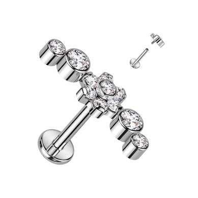 Labret av titan utsmykket med et vakkert blomsterdesign