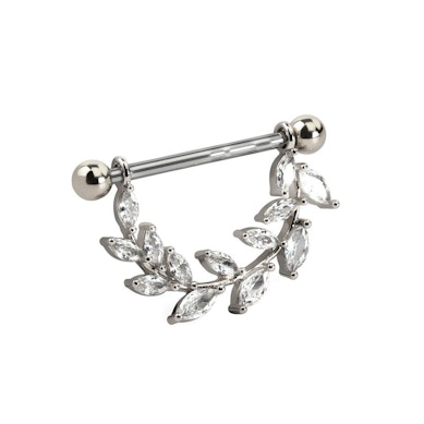 Brystpiercing med blader av sten