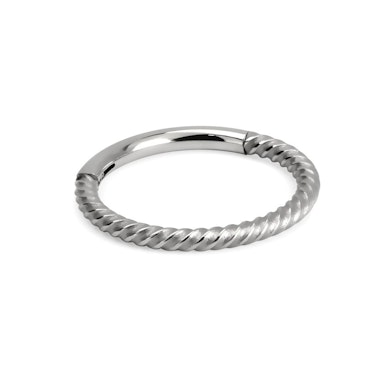 Ring med hengsel og surret tråd