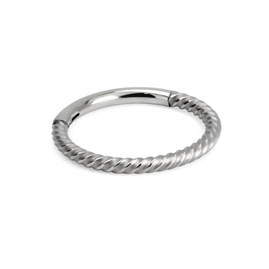 Ring med hengsel og surret tråd