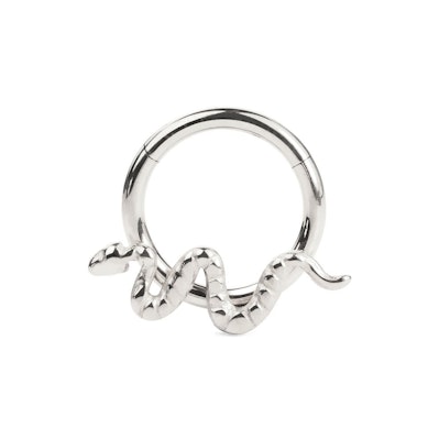 Hengslet ring av titan med slange