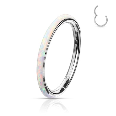 Ring laget av titan med hengsel og opal ytterkant