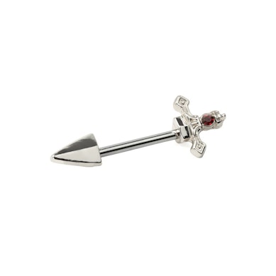 Brystpiercing formet som daggert