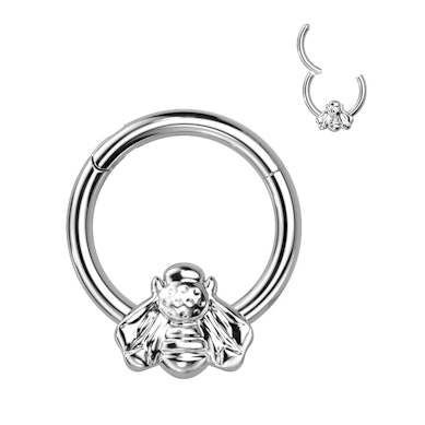 Hengslet ring av titan med bie som vender fremover