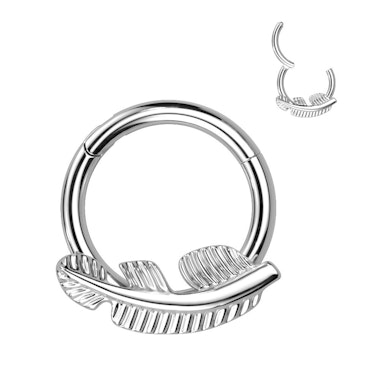 Hengslet ring av titan med blad som vender utover