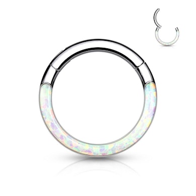 Ring laget av titan med hengsel og opal front
