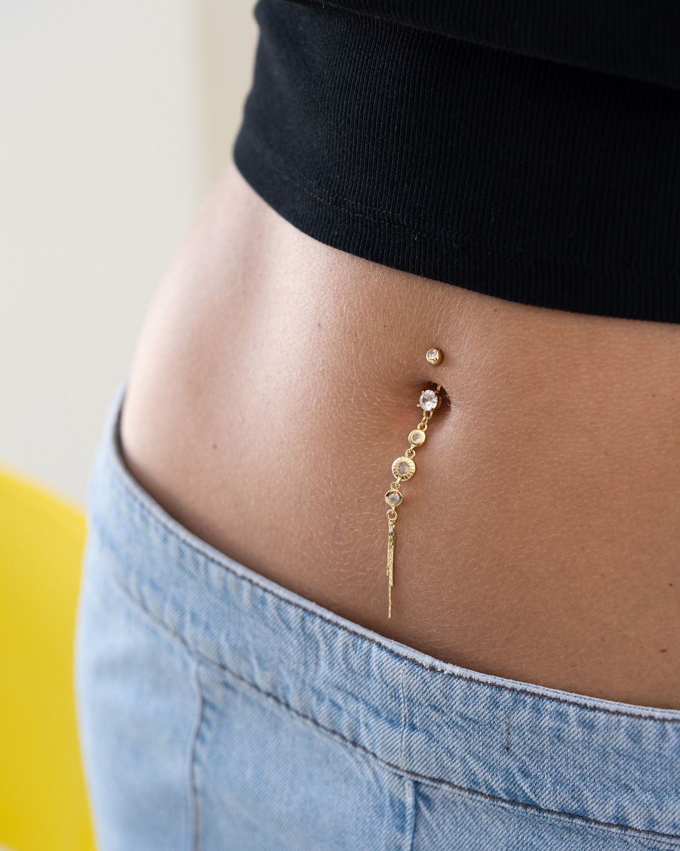 Navlepiercing med elegant skiveanheng
