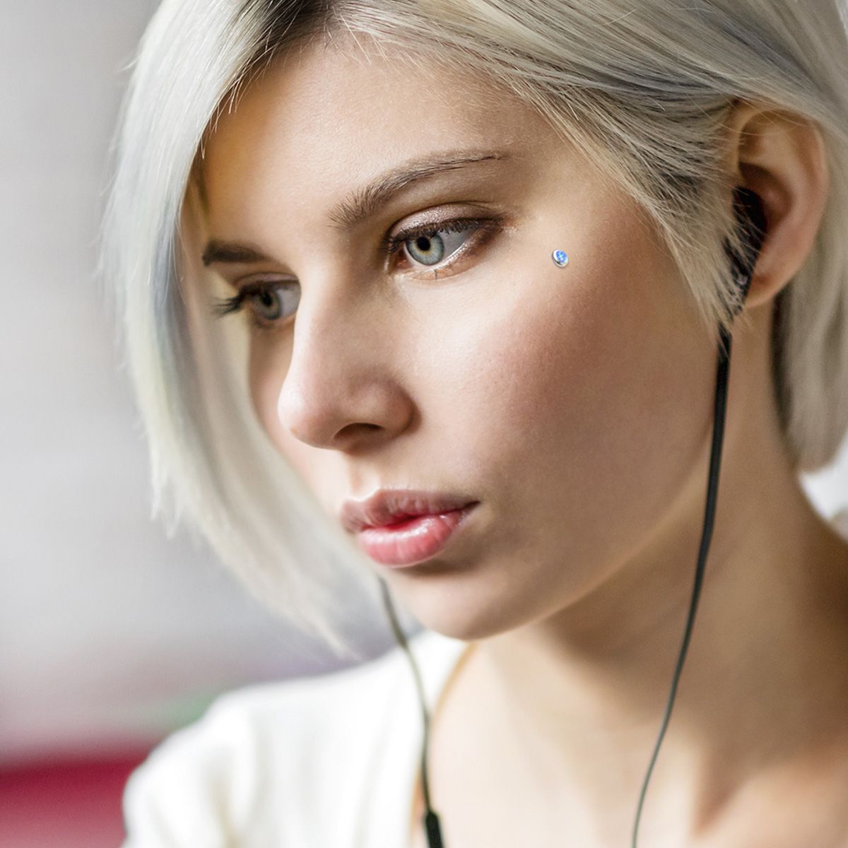 Flat dermal anchor med opalsten