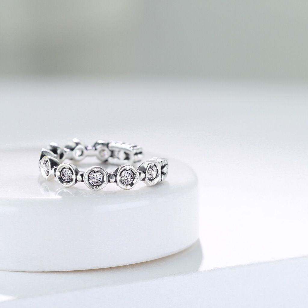 Earcuff med innfattede stener