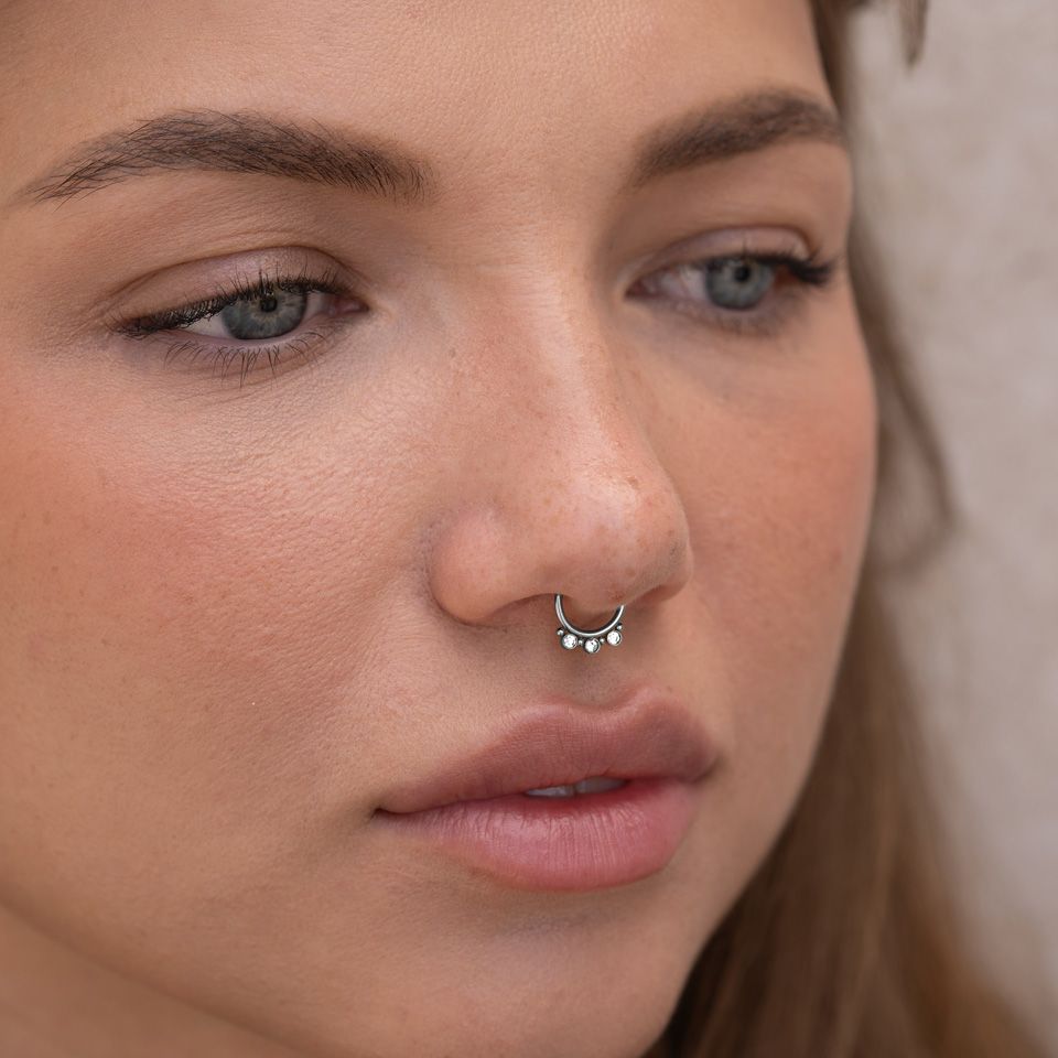 Falsk septumring med tre stener og små perler