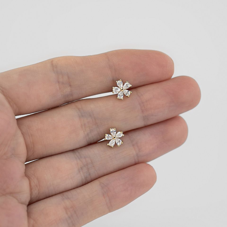 Labret med fembladet blomst og innvendig gjenge