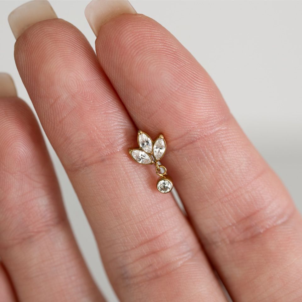 Labret av titan med lotusblomstdesign og anheng med sten