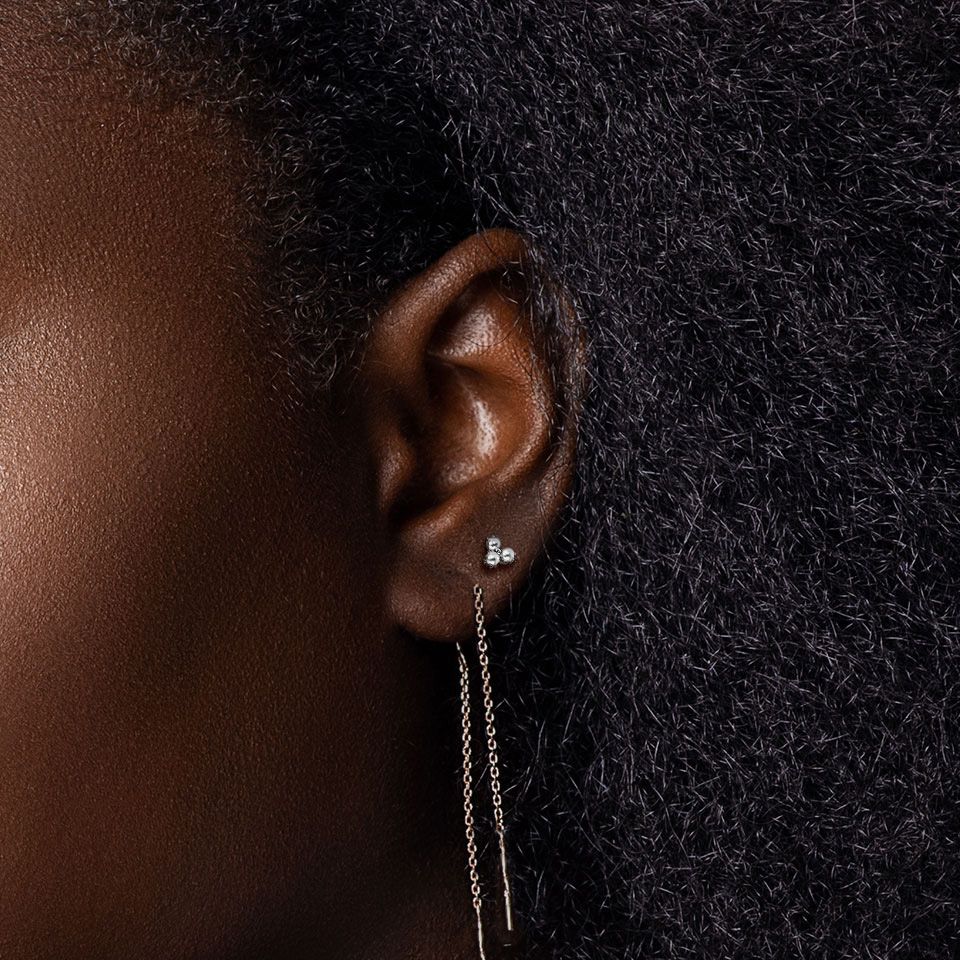 Delikat labret med en trio av syntetiske perler
