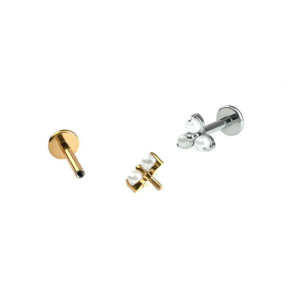 En delikat titanlabret med tro av perler