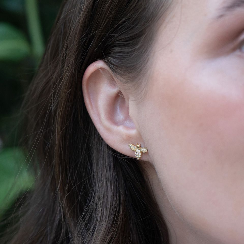 Labret med innvendig gjenge og stenbesatt bie