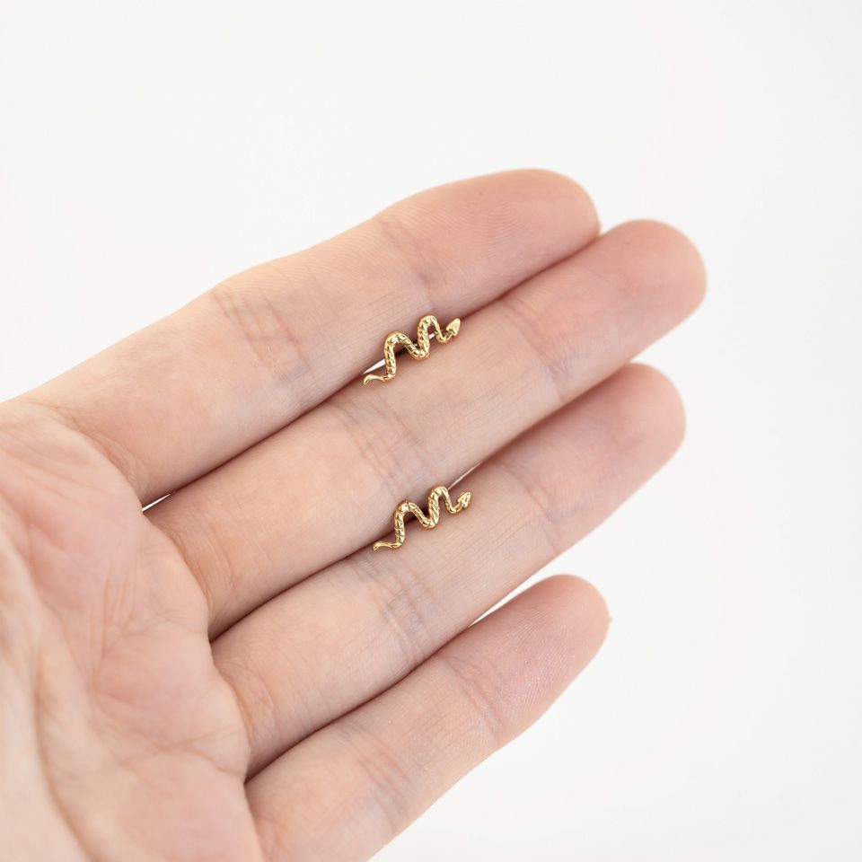 Push-in labret av titan med slange