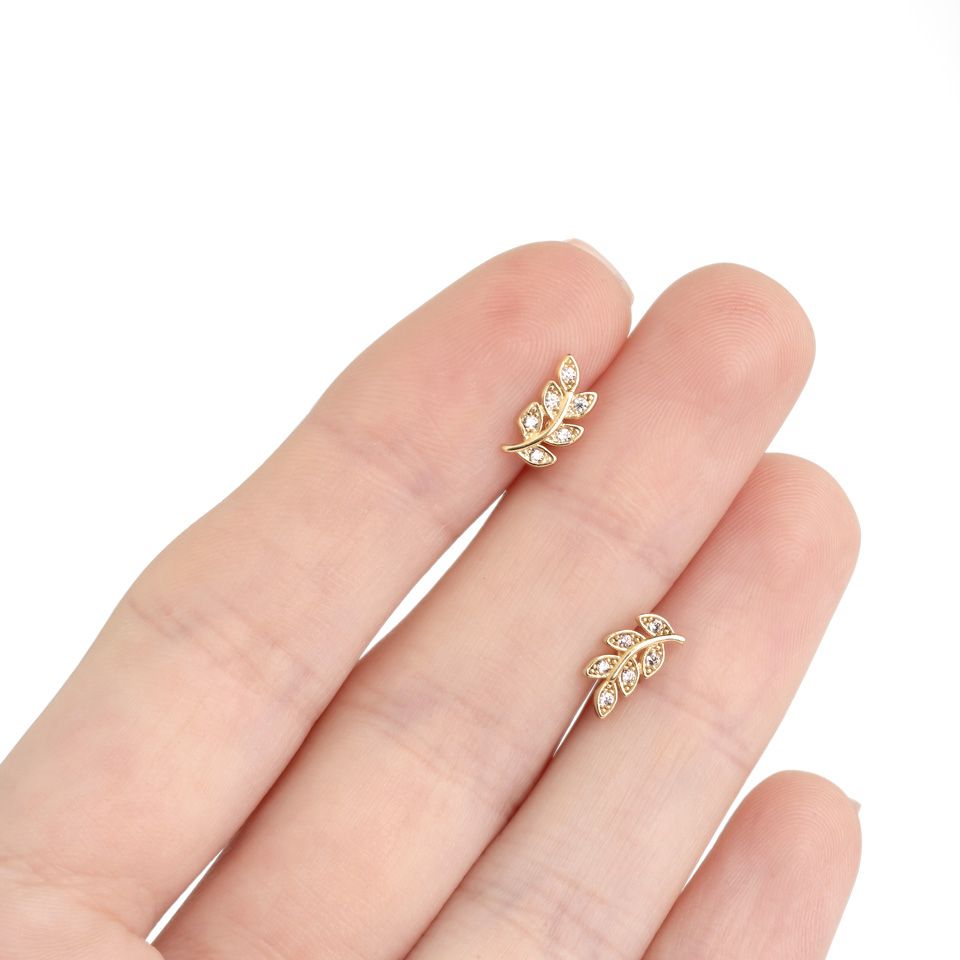 Labret med innvendig gjenge og blader med pigger