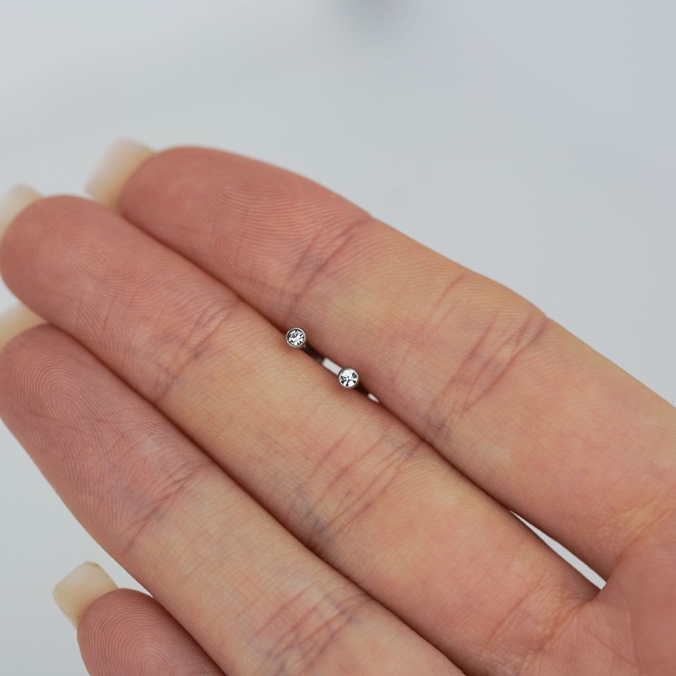 Labret med liten sten og innvendig gjenge