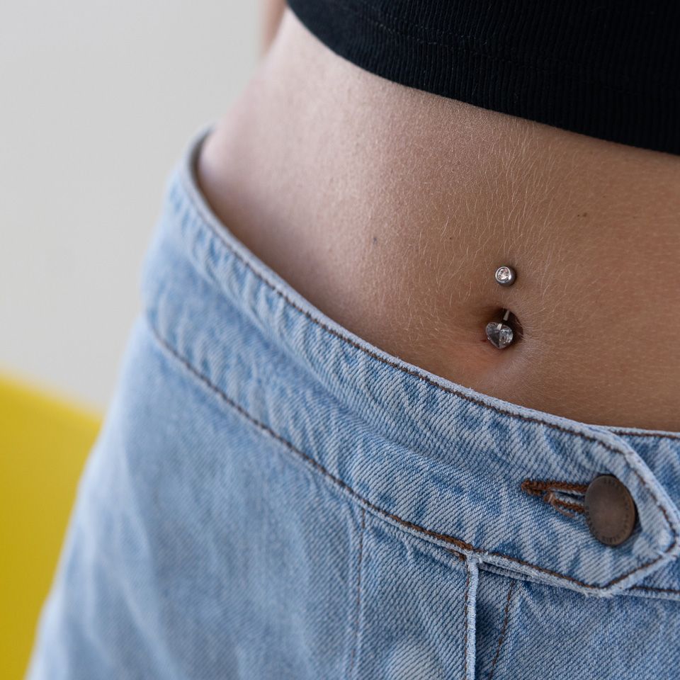 Navlepiercing med hjertesten