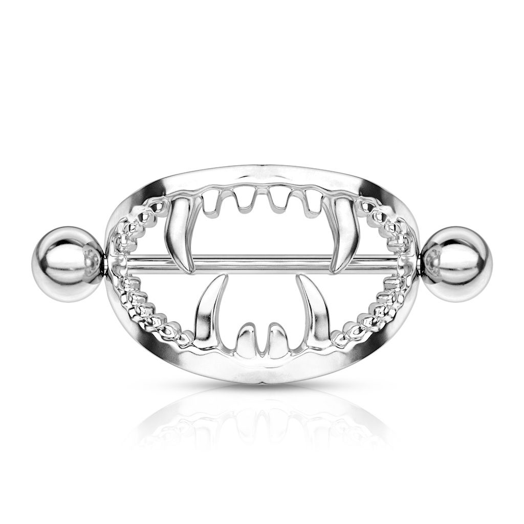 Brystpiercing med munn og huggtenner