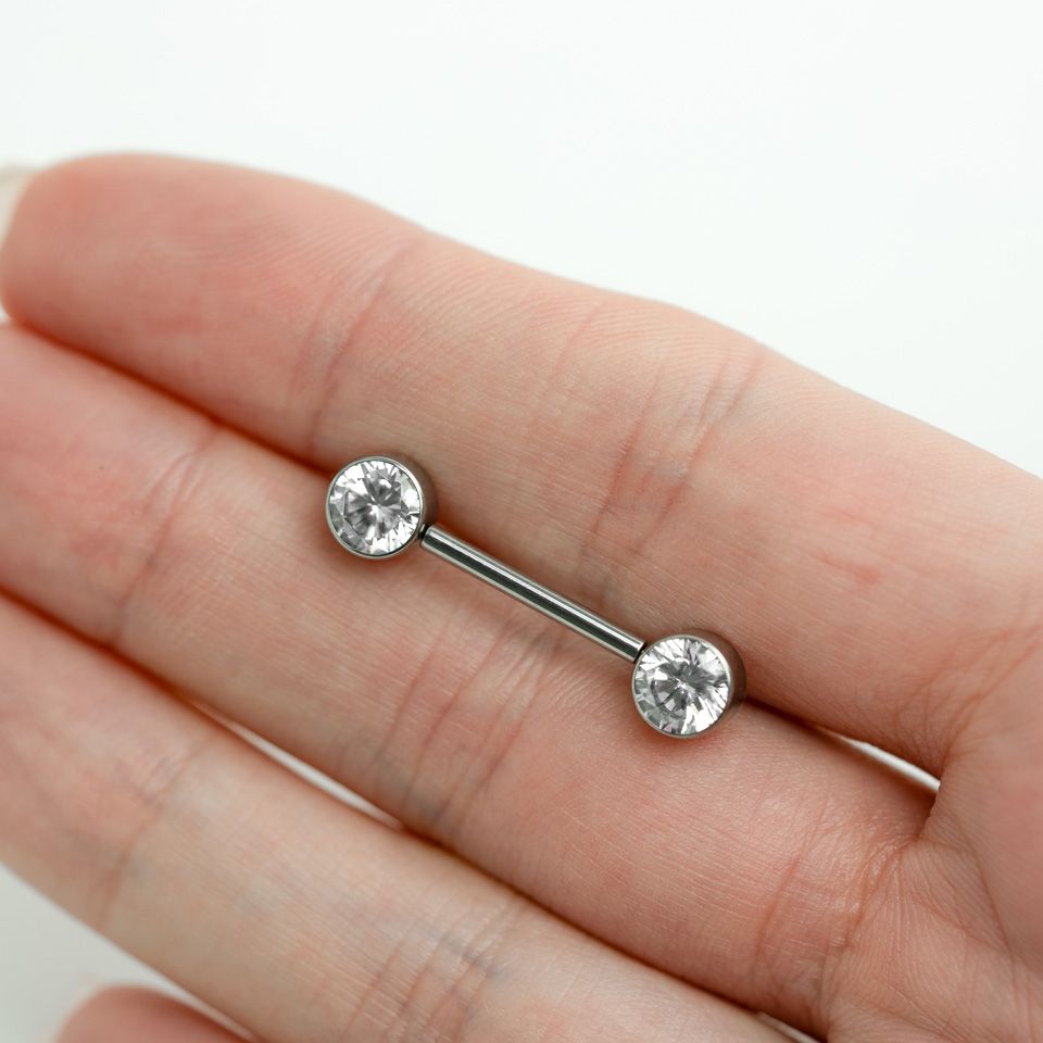 Nipplebarbell laget av titan med gjengeløs push-in med stener