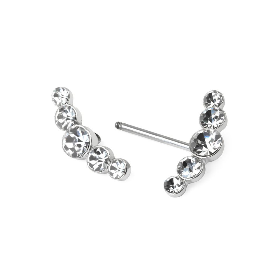 Brystpiercing med buet stenrekker
