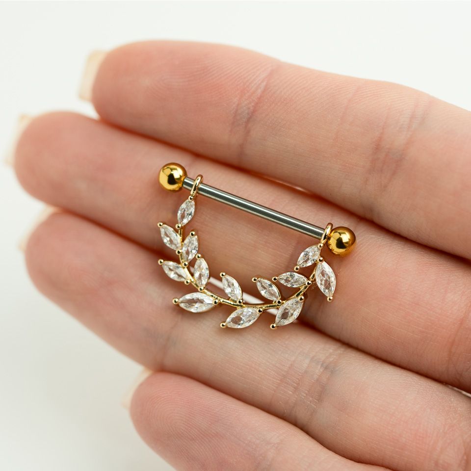 Brystpiercing med blader av sten