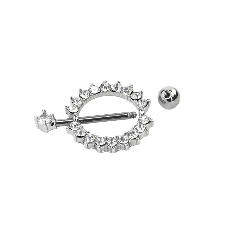 Brystpiercing med rundt skjold og klare stener