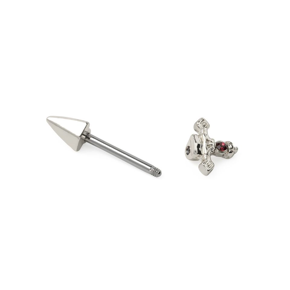 Brystpiercing formet som daggert
