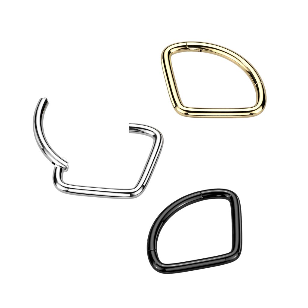 Hengslet titanring med chevrondesign