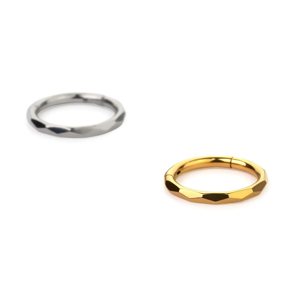 Hengslet ring med diamantmønster