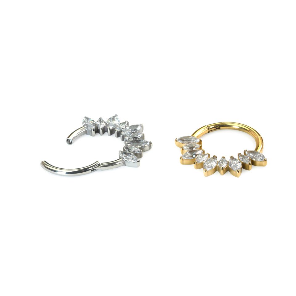 Hengslet titanring med forovervendt marquisestener