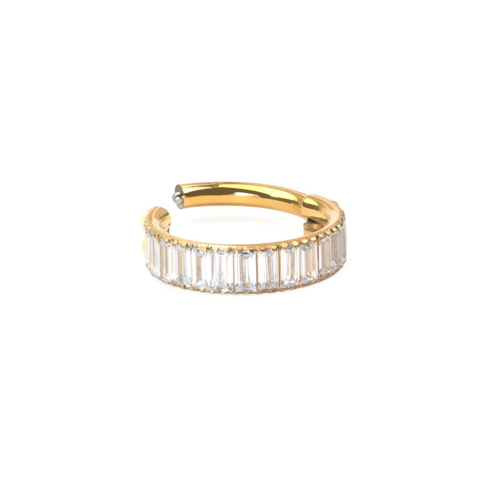 Titanring med smale baguetteslipte stener