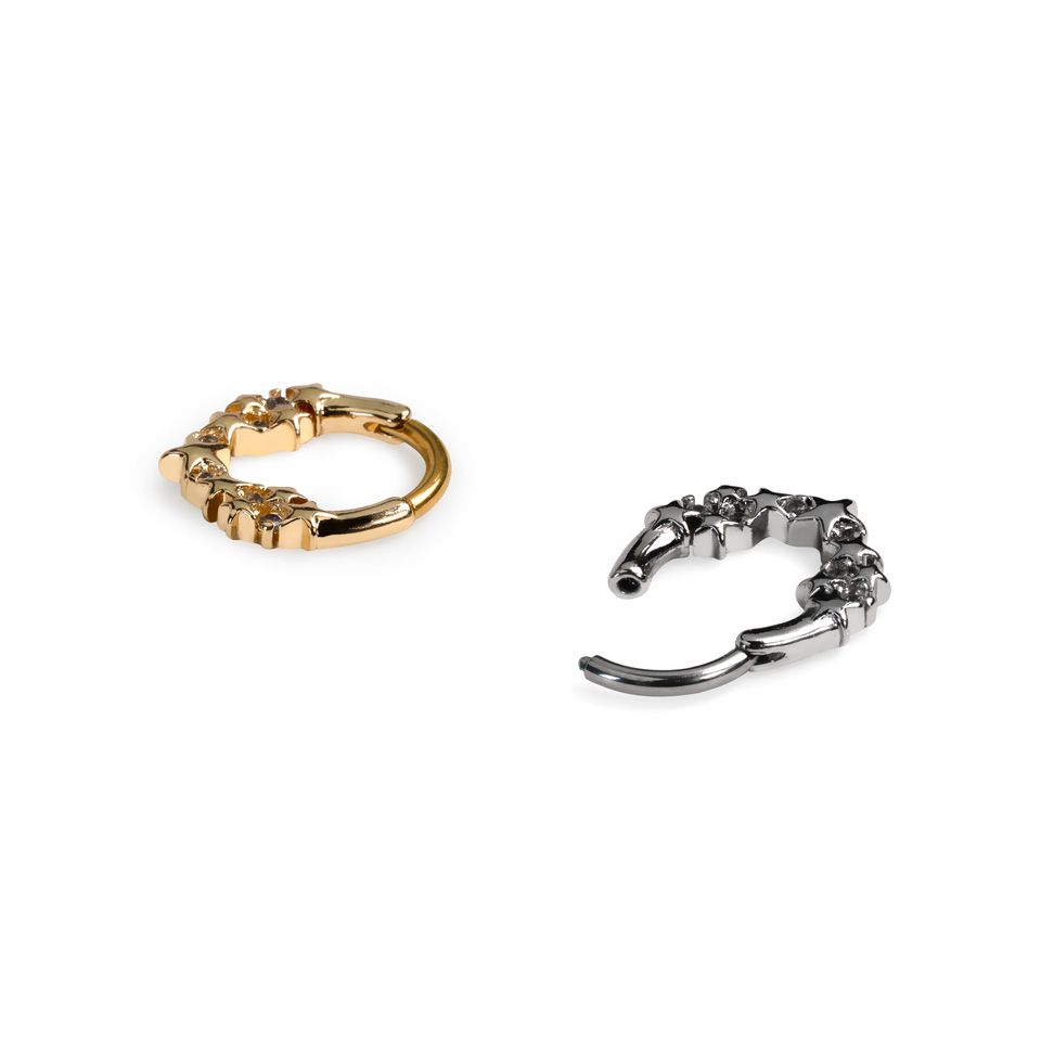 Forovervendt ring med stjerner og stener