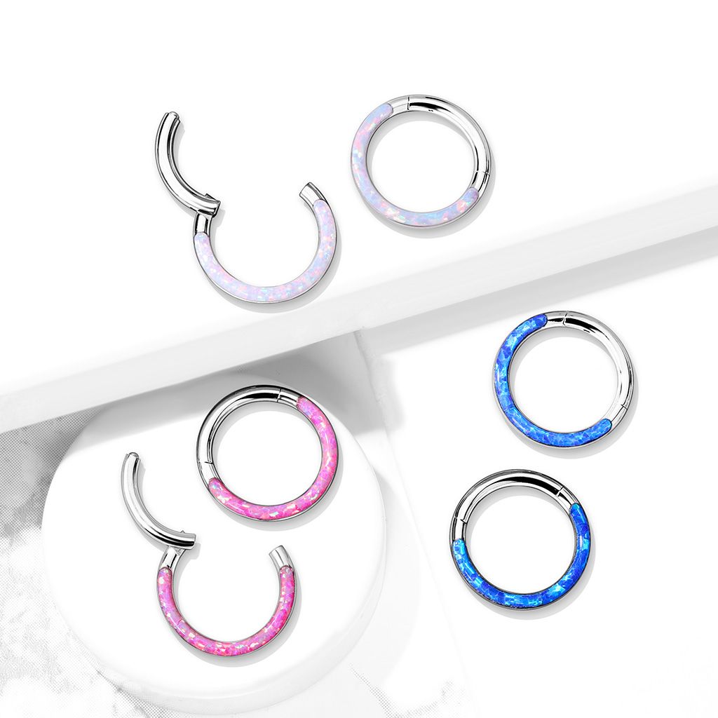 Ring laget av titan med hengsel og opal front