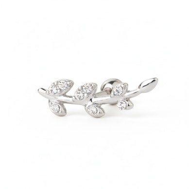 Ørepiercing med blader av sten